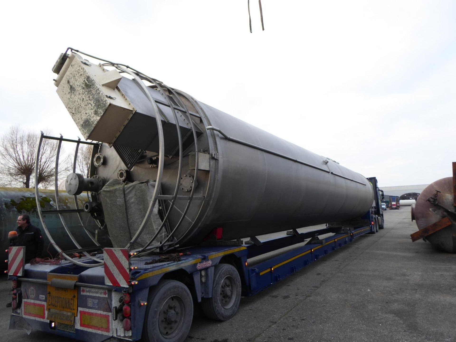 Aluminiumsilo, auf Fu&szlig;ring stehend (1)