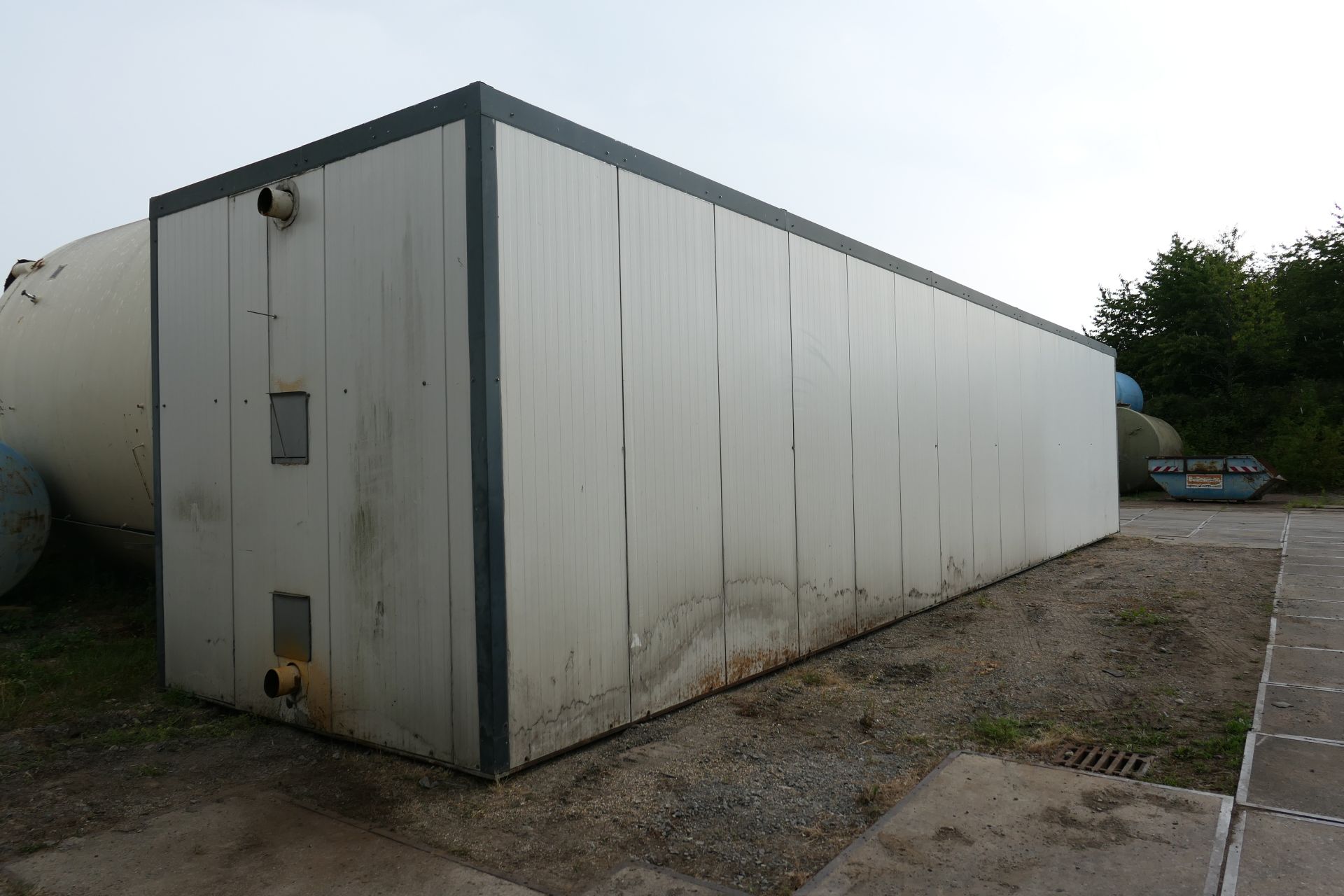 100 m&sup3; Pufferspeicher aus Stahl, liegend, isoliert (1)