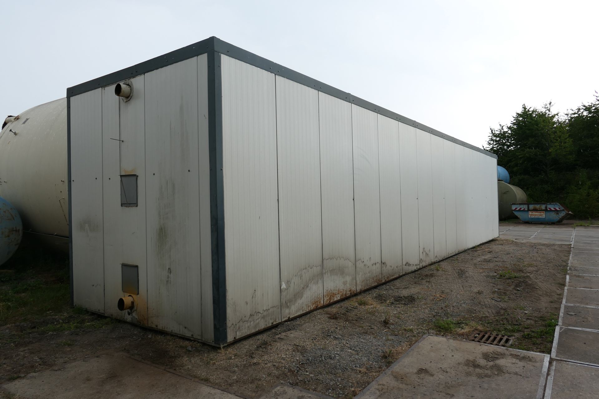 100 m&sup3; Pufferspeicher aus Stahl, liegend, isoliert (1)
