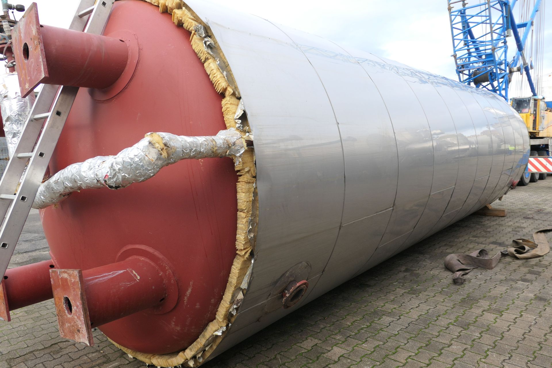 Druckbehälter aus Stahl, isoliert, auf Füßen steh. (2)