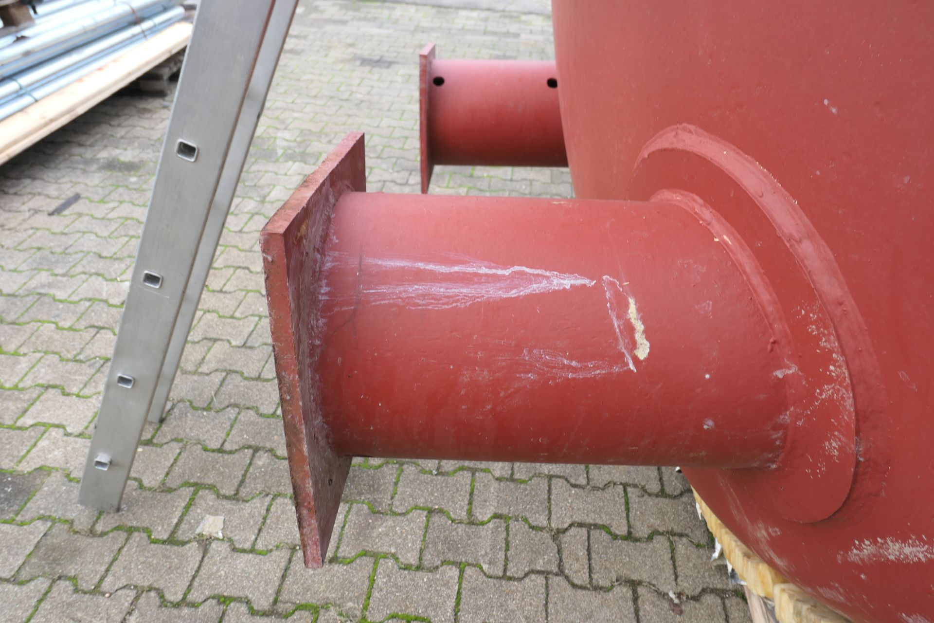 Druckbehälter aus Stahl, isoliert, auf Füßen steh. (3)