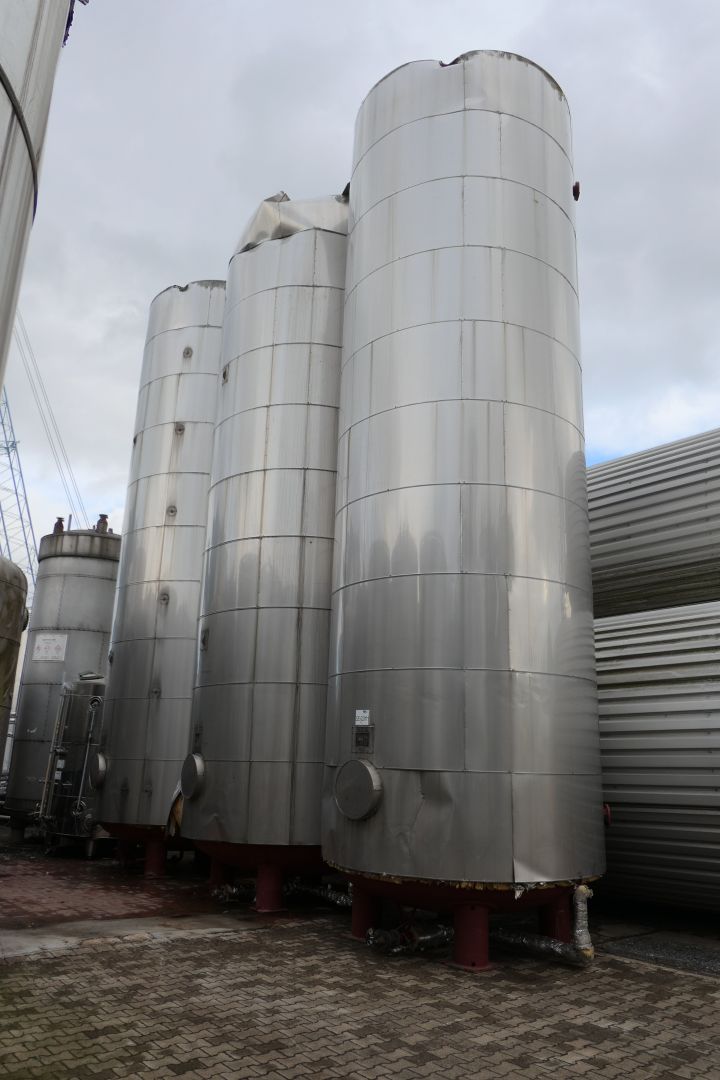 Druckbehälter aus Stahl, isoliert, auf Füßen steh. (4)