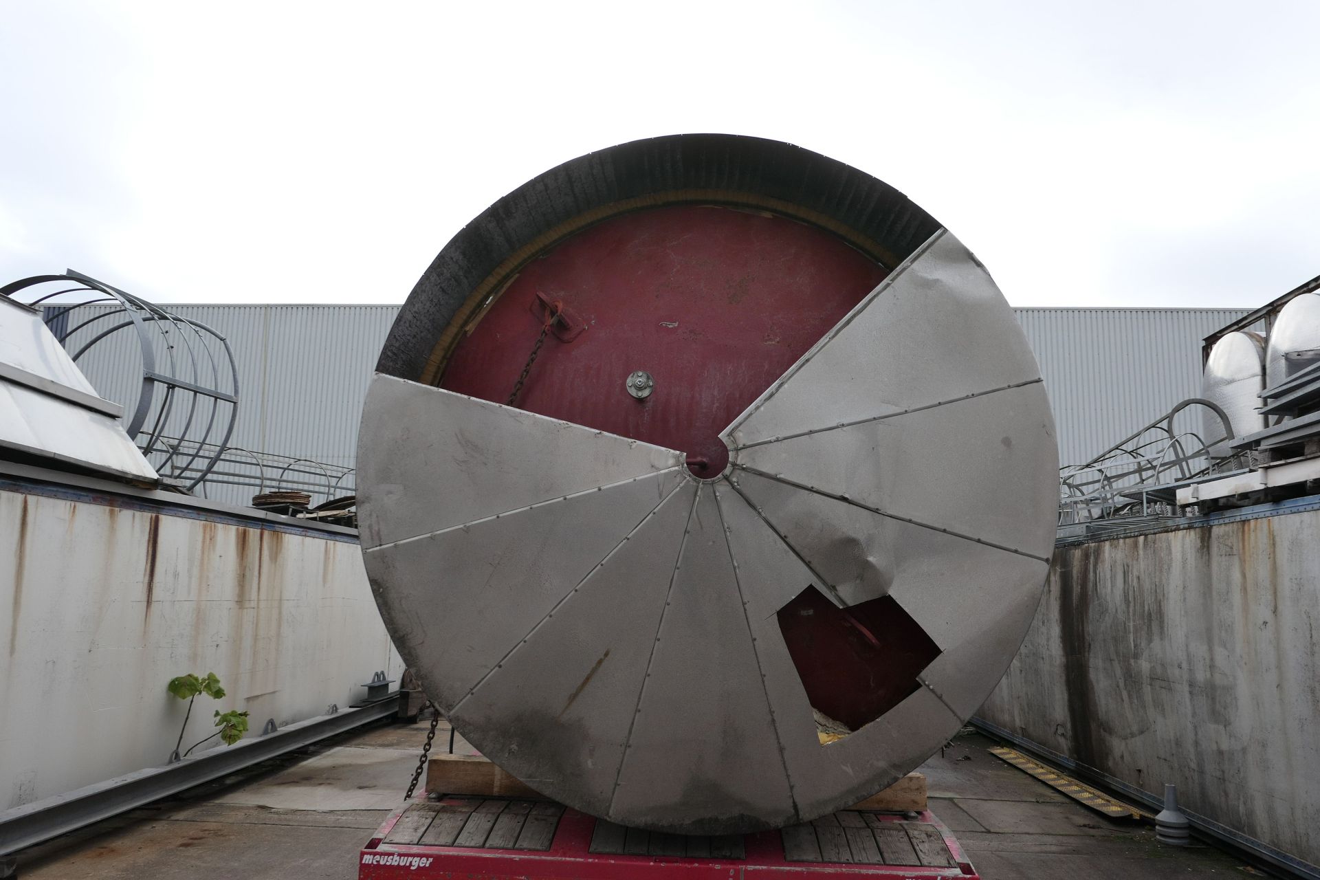 Druckbehälter aus Stahl, isoliert, auf Füßen steh. (5)