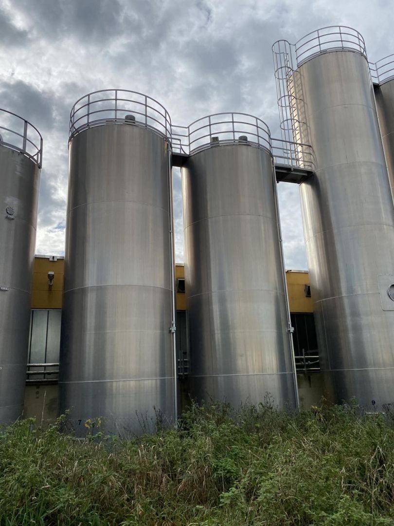 Aluminiumsilo, auf Fu&szlig;ring stehend (1)