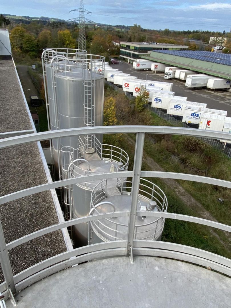 Aluminiumsilo, auf Fußring stehend (3)