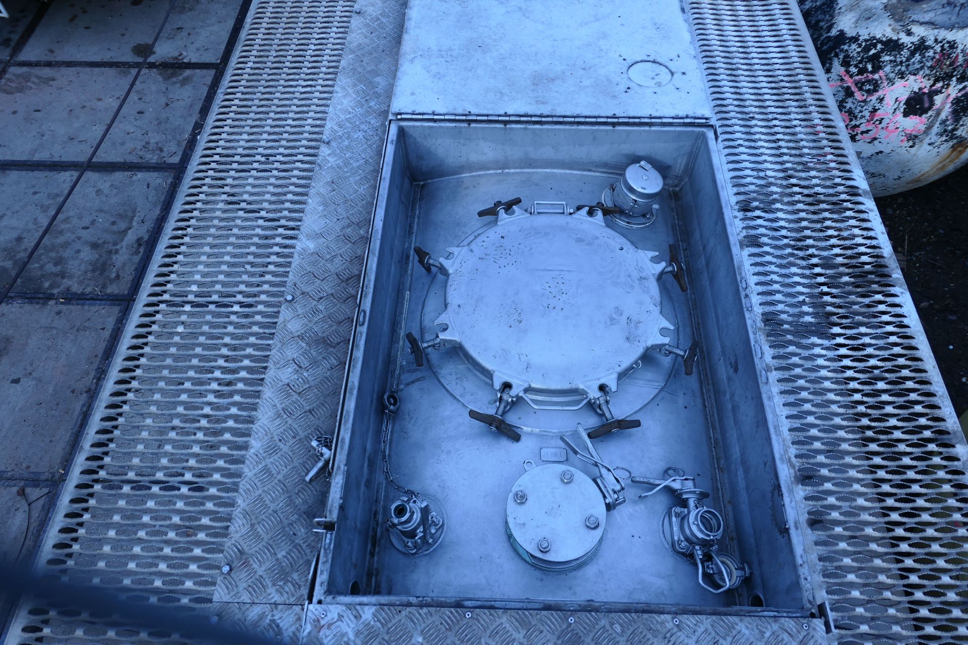Container-Drucktank aus Edelstahl (V4A), isoliert (4)