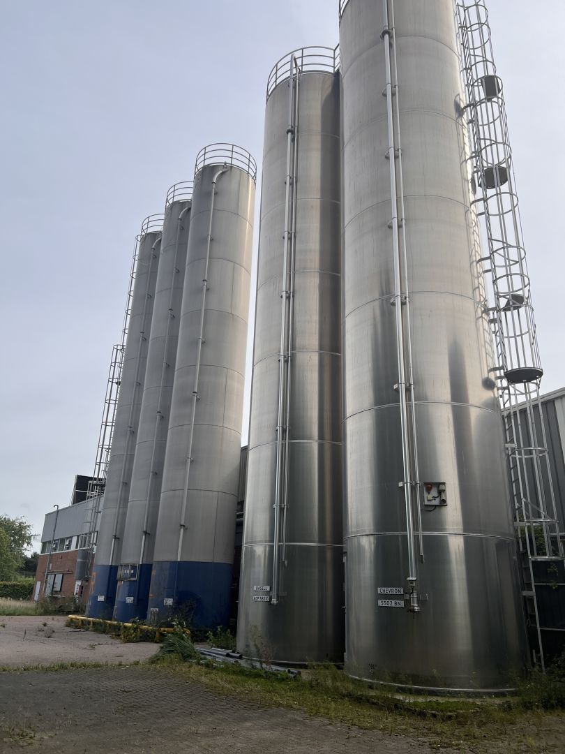 Aluminiumsilo, auf Fu&szlig;ring stehend (1)