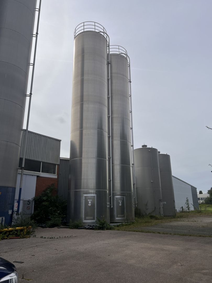 Aluminiumsilo, auf Fußring stehend (2)