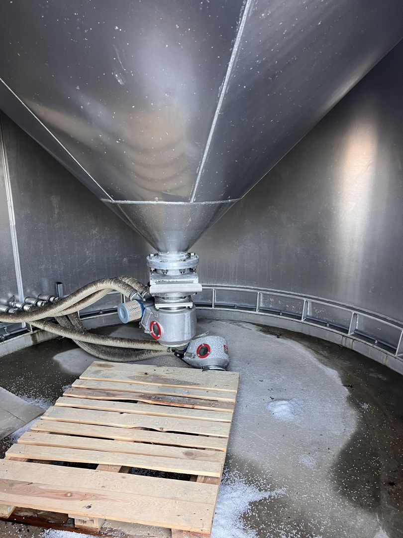 Aluminiumsilo, auf Fußring stehend (3)