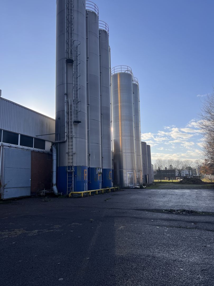 Aluminiumsilo, auf Fu&szlig;ring stehend (1)
