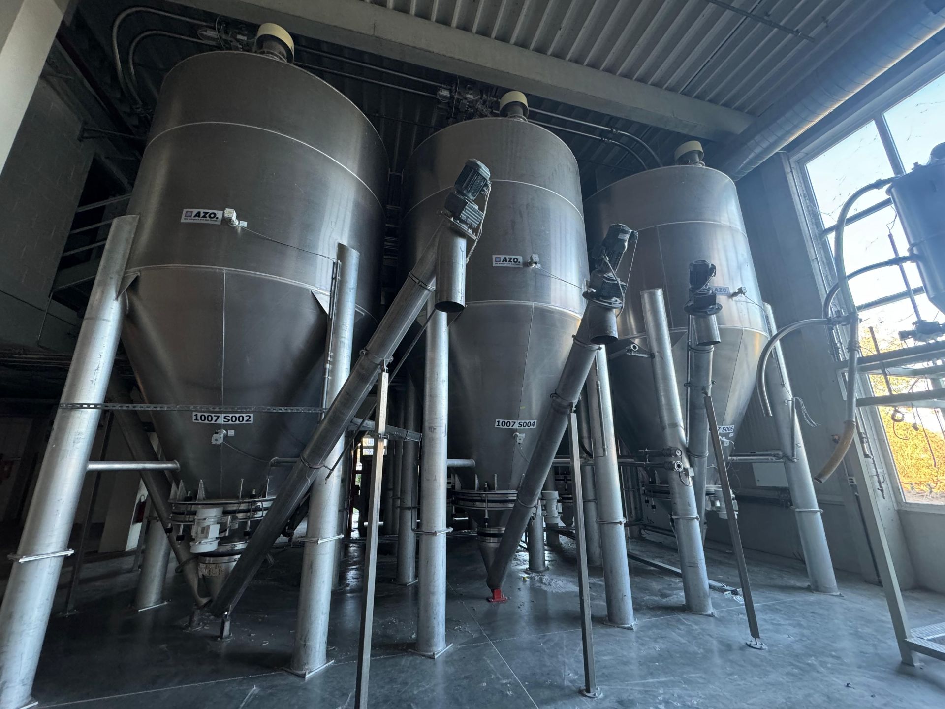 Aluminiumsilo auf 4 F&uuml;&szlig;en stehend (1)