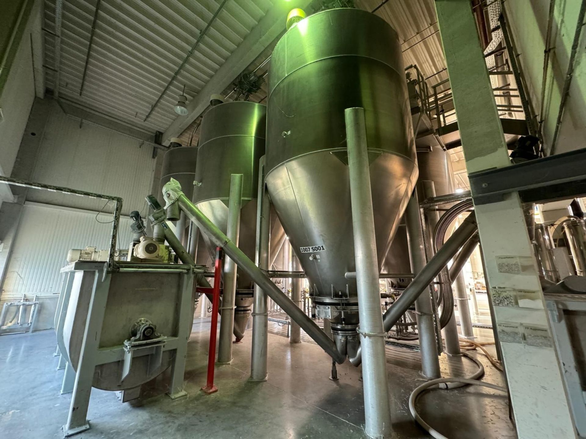 Aluminiumsilo auf 4 Füßen stehend (2)
