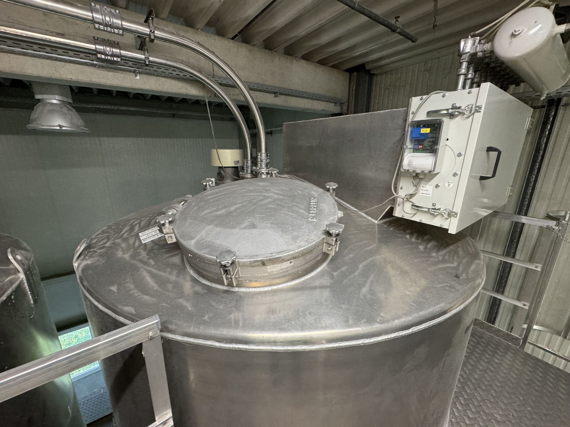 Aluminiumsilo auf 4 Füßen stehend (3)