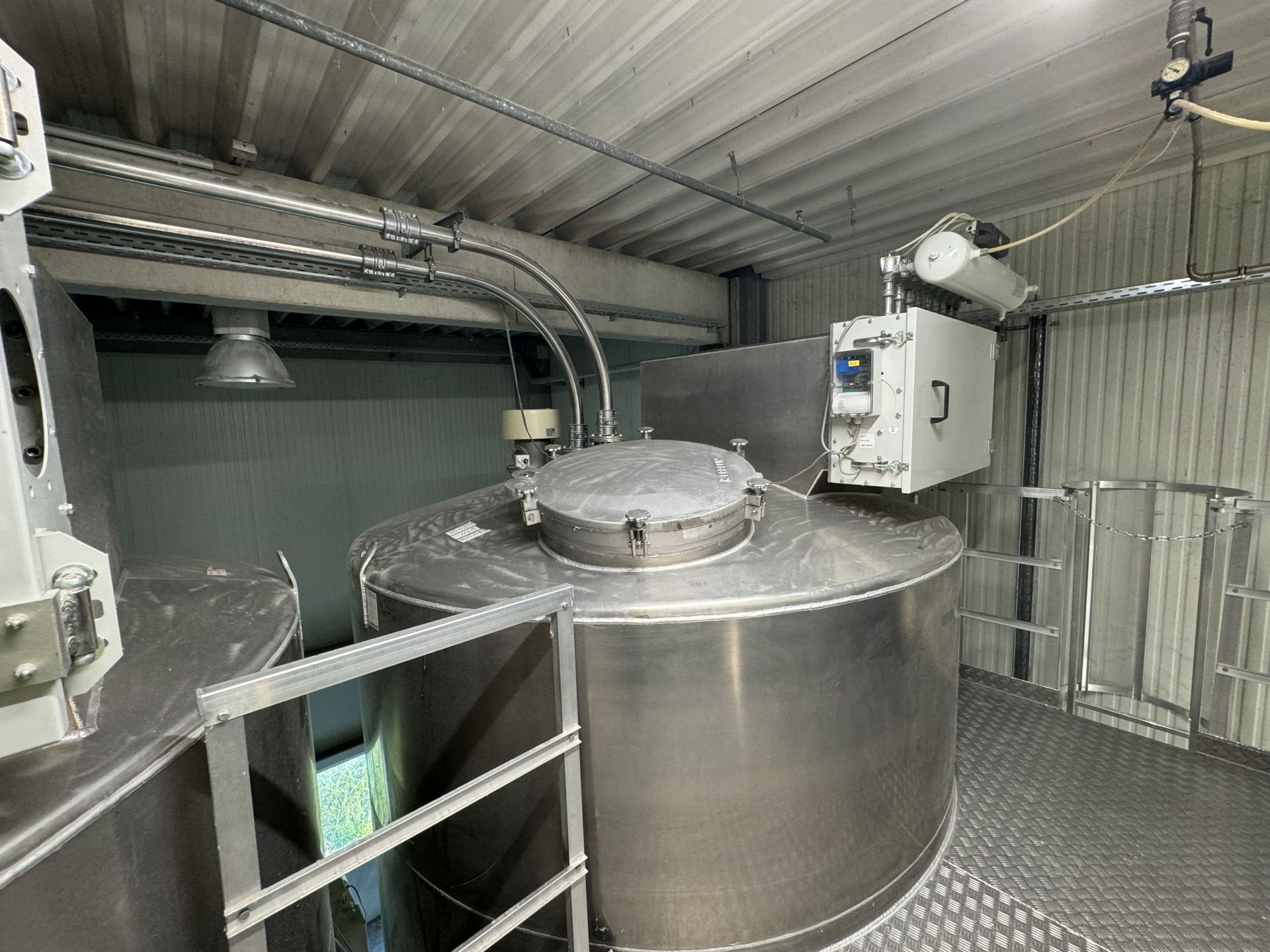 Aluminiumsilo auf 4 Füßen stehend (4)