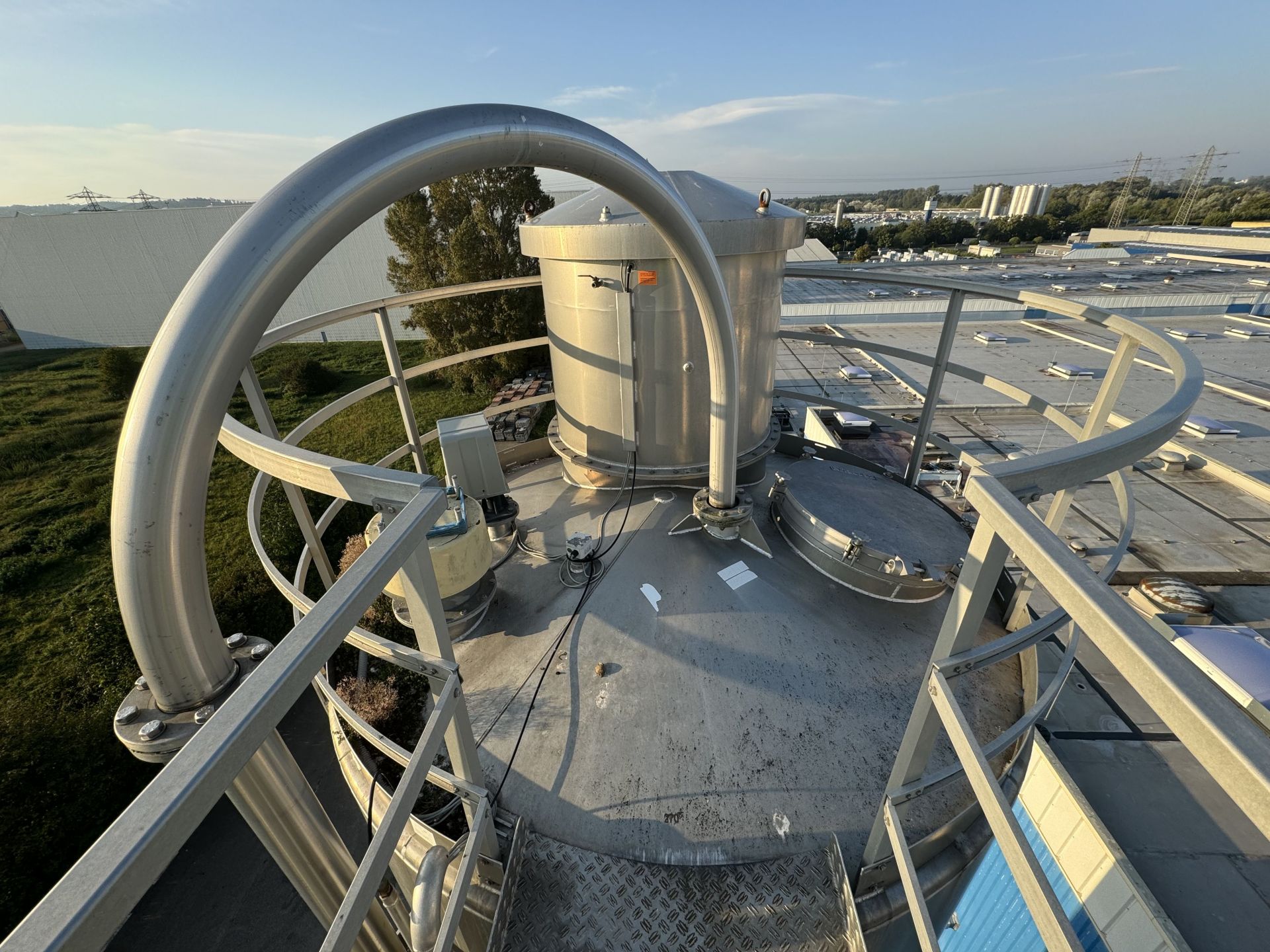 Aluminiumsilo mit langer Standzarge (Pulversilo) (2)