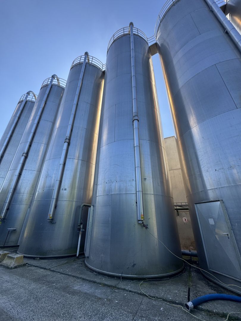 Lagersilo aus Aluminium mit langer Standzarge (1)