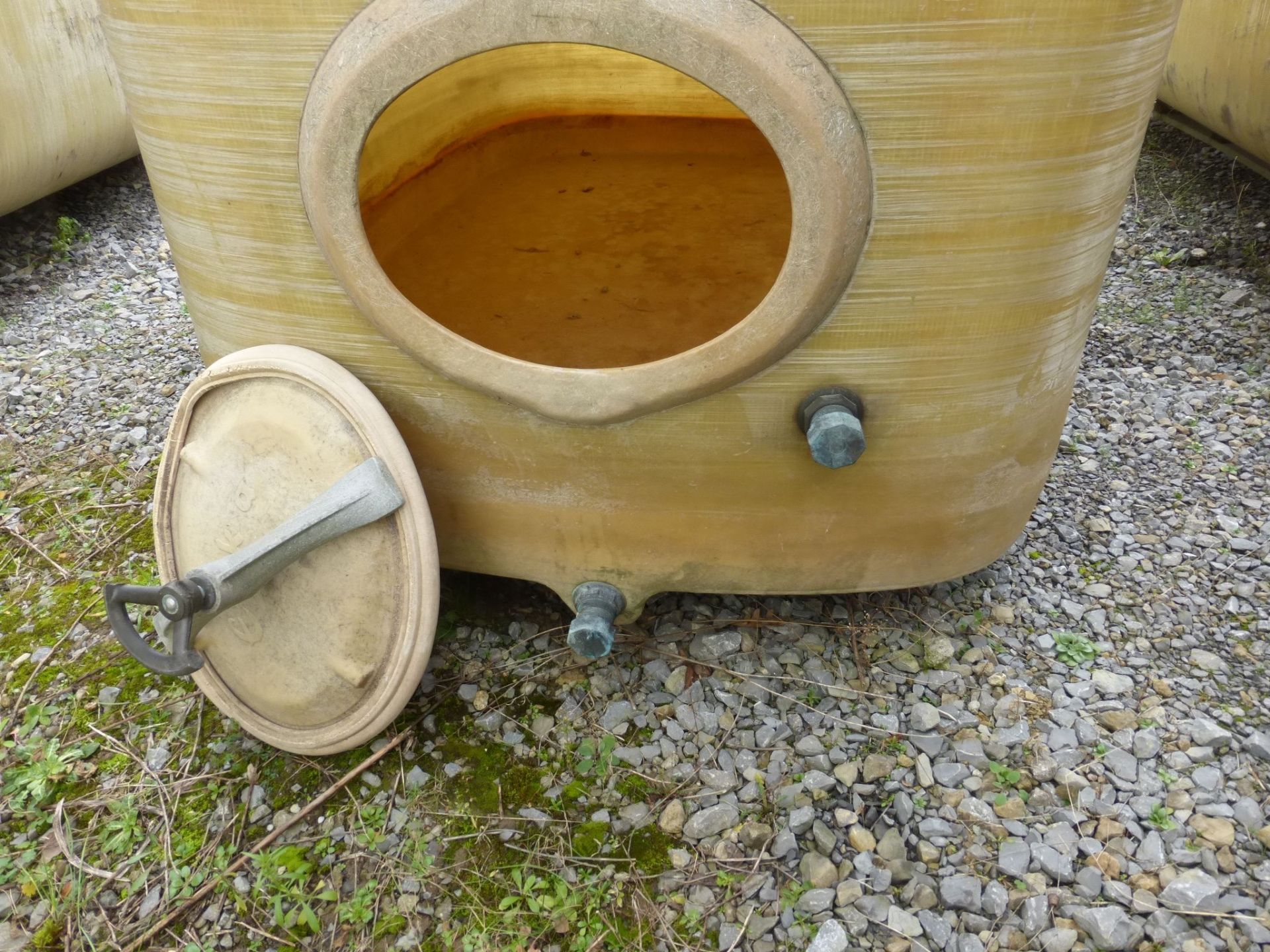 Gebrauchter Weinbehälter aus GFK (2)