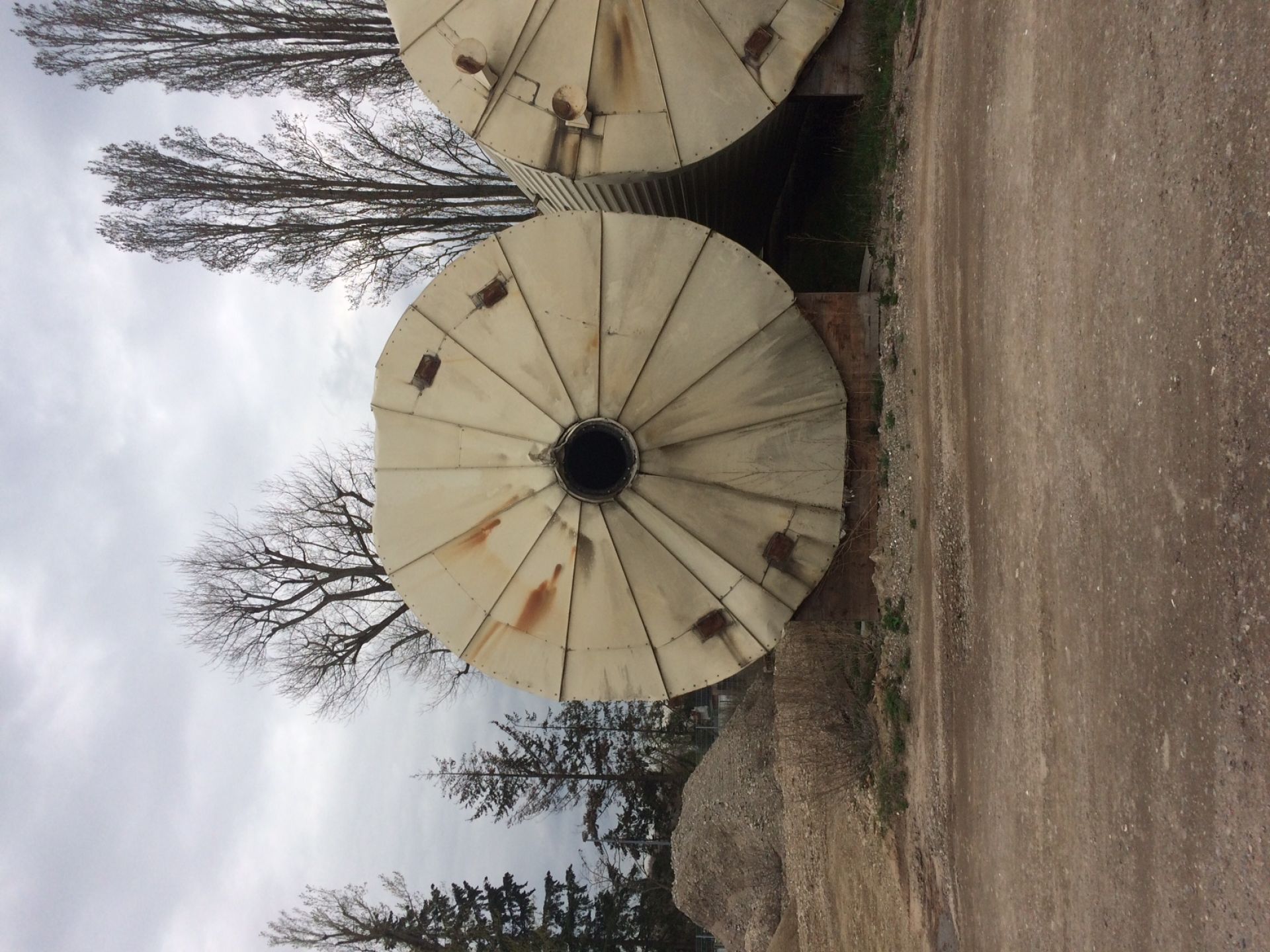 Auf Fu&szlig;ring stehender Edelstahlbeh&auml;lter aus V2A (1)