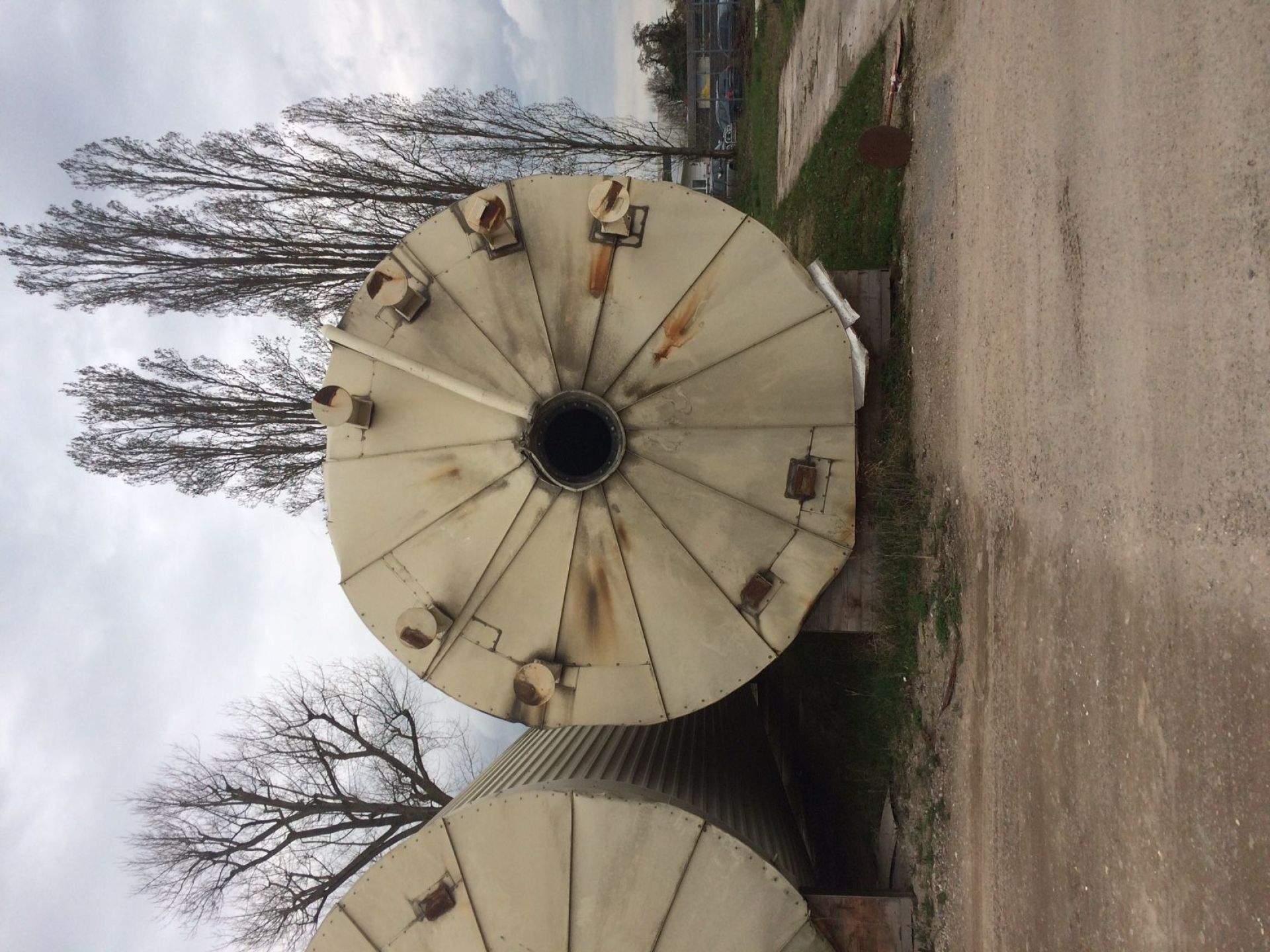 Auf Fußring stehender Edelstahlbehälter aus V2A (2)