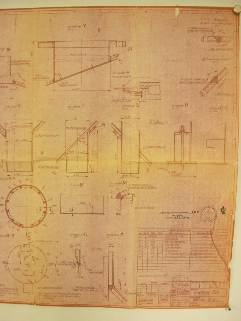 Auf Fußring stehender Edelstahlbehälter aus V2A (5)