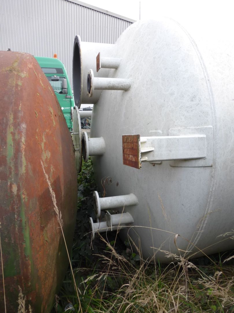 Auf 4 Profilfüßen stehender Stahltank DIN 6618/2, (2)