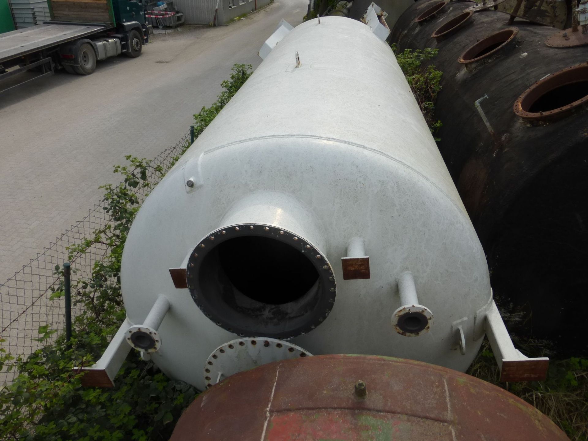 Auf 4 Profilfüßen stehender Stahltank DIN 6618/2, (3)