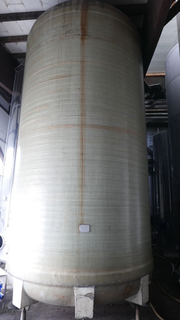 Lagerbeh&auml;lter aus GFK, auf 8 Kegelf&uuml;&szlig;en (1)