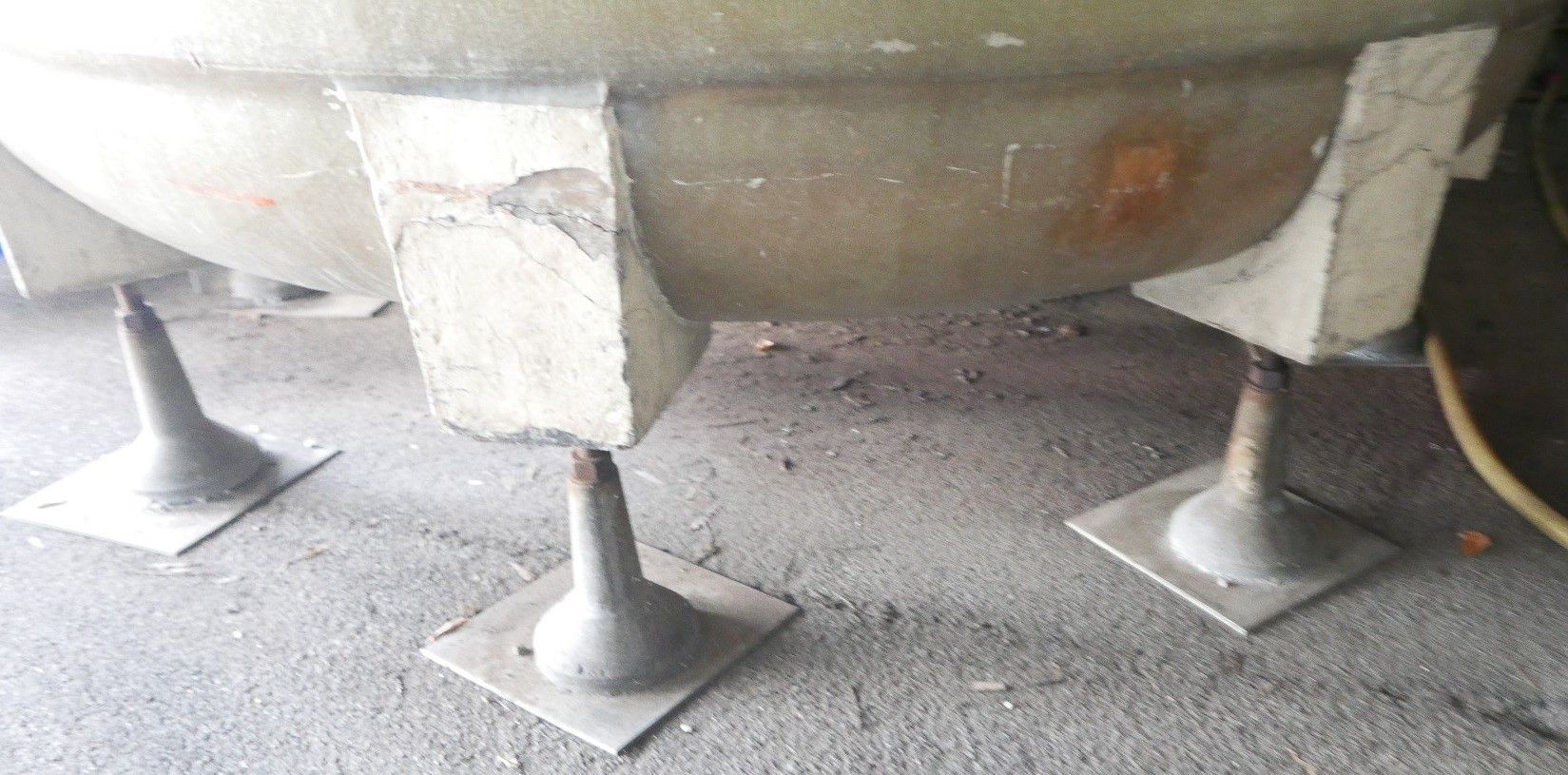 Lagerbehälter aus GFK, auf 8 Kegelfüßen (3)