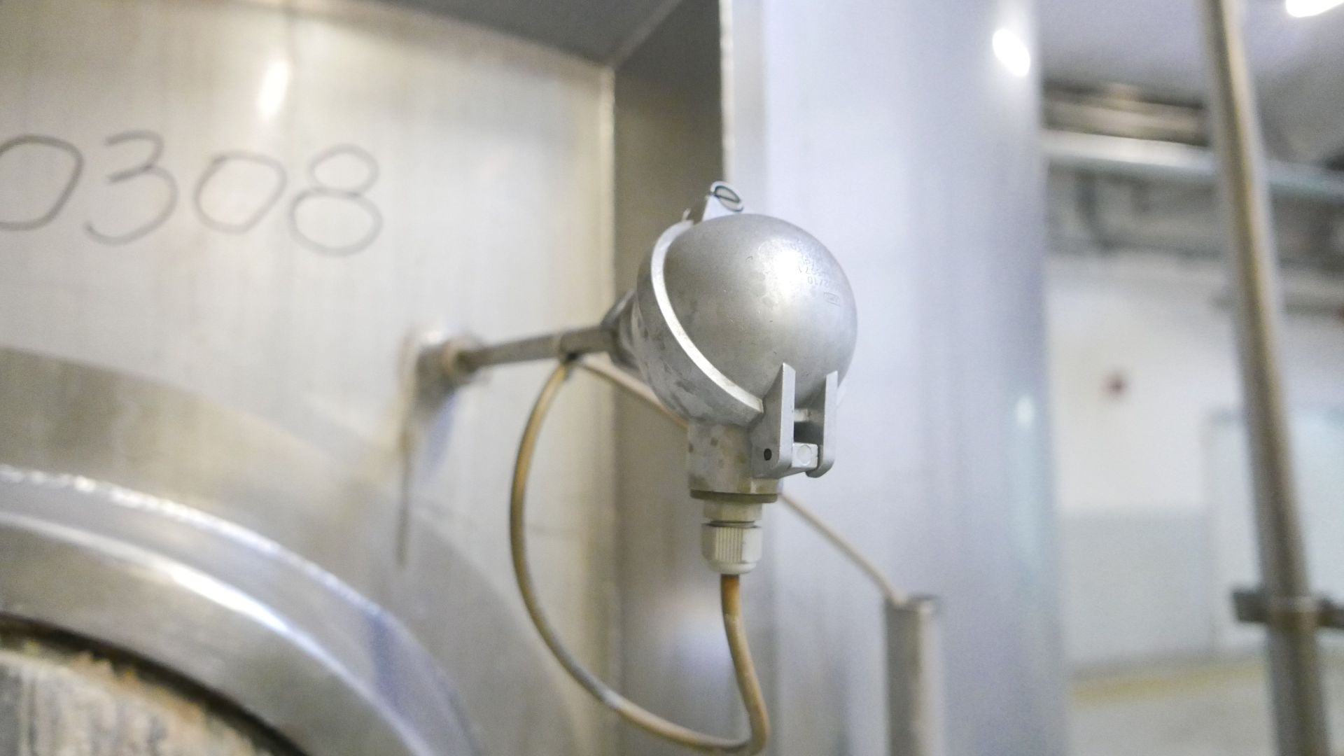 Edelstahlbehälter aus V2A, stehend, mit Isolierung (3)