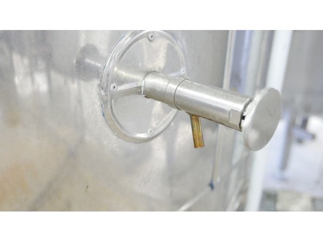 Edelstahl-Rührwerkbehälter aus V2A, stehend, isol (2)
