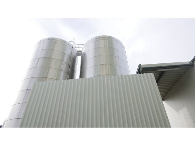 Edelstahl-Rührwerkbehälter aus V2A, stehend, isol. (2)