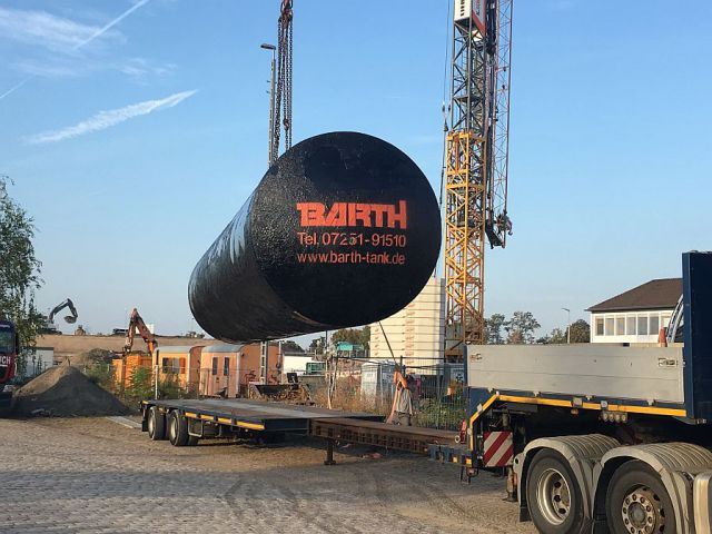 100.000 l Regenwasser Erdtank an Kran h&auml;ngend